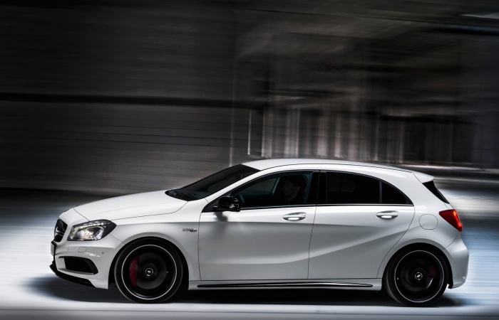 O Mercedes A45 AMG disputa o restrito segmento de hatches superesportivos, cujo desempenho os equipara a modelos de grande porte, como Porsche Cayman e Mas...
